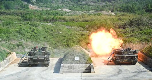 [서울=뉴시스] 육군은 23일 각 병과학교에서 '신임장교 지휘참모과정' 교육훈련에 매진 중인 장병들의 모습을 공개했다.육군기계화학교 신임장교들이 K1A2전차 실사격 훈련을 실시하고 있다. (사진=육군 제공) 2025.05.23. photo@newsis.com *재판매 및 DB 금지