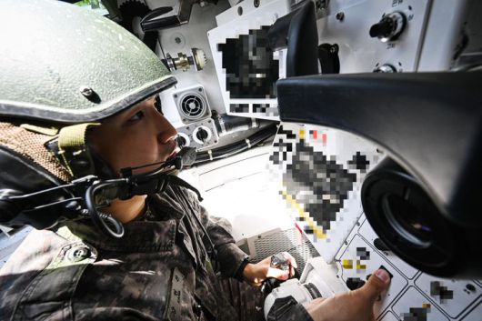 [서울=뉴시스] 육군은 23일 각 병과학교에서 '신임장교 지휘참모과정' 교육훈련에 매진 중인 장병들의 모습을 공개했다.육군기계화학교 신임장교들이 K1A2전차 실사격 훈련을 실시하고 있다. (사진=육군 제공) 2025.05.23. photo@newsis.com *재판매 및 DB 금지