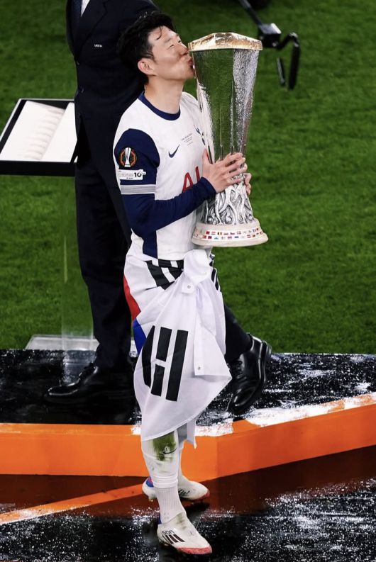 [서울=뉴시스] 토트넘 홋스퍼의 손흥민이 지난 21일(현지 시간) 스페인 빌바오의 산 마메스 스타디움에서 열린 2024-25 유럽축구연맹(UEFA) 유로파리그(UEL)에서 우승한 뒤 트로피를 들어 올리고 있다. 토트넘은 결승전에서 맨체스터 유나이티드를 1-0으로 꺾고 우승을 차지했으며, 손흥민은 생애 첫 우승컵을 들어 올렸다. (사진=손흥민 인스타그램 캡쳐) 2025.05.23. photo@newsis.com *재판매 및 DB 금지