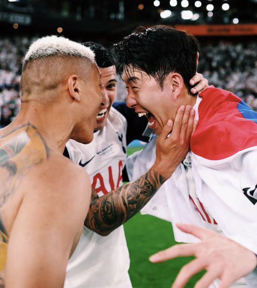 [서울=뉴시스] 토트넘 홋스퍼의 손흥민이 지난 21일(현지 시간) 스페인 빌바오의 산 마메스 스타디움에서 열린 2024-25 유럽축구연맹(UEFA) 유로파리그(UEL)에서 우승한 뒤 기뻐하고 있다. 토트넘은 결승전에서 맨체스터 유나이티드를 1-0으로 꺾고 우승을 차지했으며, 손흥민은 생애 첫 우승컵을 들어 올렸다. (사진=손흥민 인스타그램 캡쳐) 2025.05.23. photo@newsis.com *재판매 및 DB 금지