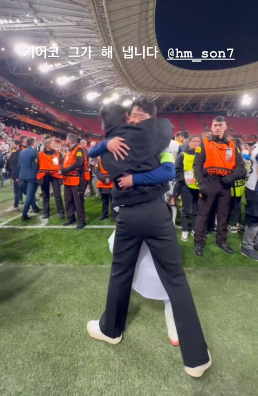 [서울=뉴시스] 토트넘 홋스퍼의 손흥민이 지난 21일(현지 시간) 스페인 빌바오의 산 마메스 스타디움에서 열린 2024-25 유럽축구연맹(UEFA) 유로파리그(UEL)에서 우승한 뒤 배우 박서준과 포옹하고 있다. 토트넘은 결승전에서 맨체스터 유나이티드를 1-0으로 꺾고 우승을 차지했으며, 손흥민은 생애 첫 우승컵을 들어 올렸다. (사진=박서준 인스타그램 캡쳐) 2025.05.23. photo@newsis.com *재판매 및 DB 금지