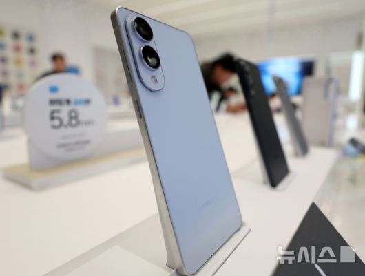 [서울=뉴시스] 김진아 기자 = 삼성전자가 초슬림 스마트폰 갤럭시 S25 엣지를 국내에 출시한 23일 서울 마포구 삼성스토어 홍대에서 시민들이 갤럭시 S25 엣지를 살펴보고 있다.  갤럭시 S25 엣지는 역대 갤럭시 S시리즈 중 가장 얇은 디자인에도 견고한 내구성을 갖춘 게 특징이다. 5.8㎜ 두께와 163g 무게로 초슬림·초경량 디자인을 구현했다. 2025.05.23. bluesoda@newsis.com