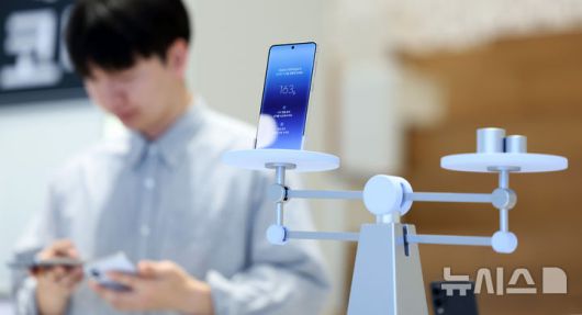 [서울=뉴시스] 김진아 기자 = 삼성전자가 초슬림 스마트폰 갤럭시 S25 엣지를 국내에 출시한 23일 서울 마포구 삼성스토어 홍대에서 시민들이 갤럭시 S25 엣지를 살펴보고 있다.  갤럭시 S25 엣지는 역대 갤럭시 S시리즈 중 가장 얇은 디자인에도 견고한 내구성을 갖춘 게 특징이다. 5.8㎜ 두께와 163g 무게로 초슬림·초경량 디자인을 구현했다. 2025.05.23. bluesoda@newsis.com