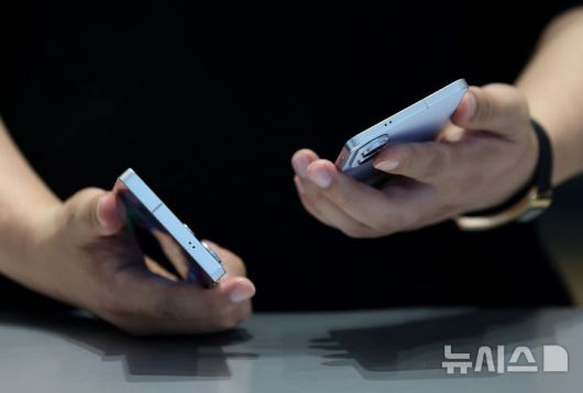 [서울=뉴시스] 김진아 기자 = 삼성전자가 초슬림 스마트폰 갤럭시 S25 엣지를 국내에 출시한 23일 서울 마포구 삼성스토어 홍대에서 시민들이 갤럭시 S25 엣지를 살펴보고 있다.  갤럭시 S25 엣지는 역대 갤럭시 S시리즈 중 가장 얇은 디자인에도 견고한 내구성을 갖춘 게 특징이다. 5.8㎜ 두께와 163g 무게로 초슬림·초경량 디자인을 구현했다. 2025.05.23. bluesoda@newsis.com