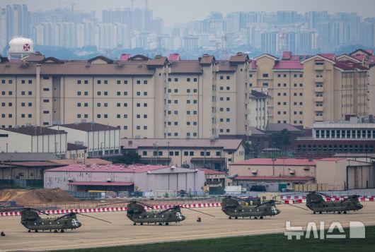 [평택=뉴시스] 정병혁 기자 = 23일 경기 평택시 캠프 험프리스에 주한미군 시누크 헬기가 계류되어 있다. 도널드 트럼프 미국 행정부가 주한미군 수천명을 감축하는 방안을 논의 중이라고 현지언론이 보도했다. 월스트리트저널(WSJ)은 "미 국방부가 개발 중인 선택지는 약 4500명의 병력을 철수해 괌을 포함한 인도태평양 내 다른 지역으로 이동하는 것"이라며 "이러한 아이디어는 트럼프 대통령이 북한과의 거래에 대한 비공식 정책 검토의 일환으로 고려할 수 있도록 준비되고 있다"고 소식통들을 인용해 설명했다. 2025.05.23. jhope@newsis.com