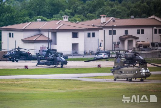[평택=뉴시스] 정병혁 기자 = 23일 경기 평택시 캠프 험프리스에 주한미군 헬기가 세워져 있다. 도널드 트럼프 미국 행정부가 주한미군 수천명을 감축하는 방안을 논의 중이라고 현지언론이 보도했다. 월스트리트저널(WSJ)은 "미 국방부가 개발 중인 선택지는 약 4500명의 병력을 철수해 괌을 포함한 인도태평양 내 다른 지역으로 이동하는 것"이라며 "이러한 아이디어는 트럼프 대통령이 북한과의 거래에 대한 비공식 정책 검토의 일환으로 고려할 수 있도록 준비되고 있다"고 소식통들을 인용해 설명했다. 2025.05.23. jhope@newsis.com