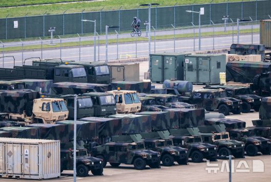 [평택=뉴시스] 정병혁 기자 = 23일 경기 평택시 캠프 험프리스에 주한미군 전술차량들이 세워져 있다. 도널드 트럼프 미국 행정부가 주한미군 수천명을 감축하는 방안을 논의 중이라고 현지언론이 보도했다. 월스트리트저널(WSJ)은 "미 국방부가 개발 중인 선택지는 약 4500명의 병력을 철수해 괌을 포함한 인도태평양 내 다른 지역으로 이동하는 것"이라며 "이러한 아이디어는 트럼프 대통령이 북한과의 거래에 대한 비공식 정책 검토의 일환으로 고려할 수 있도록 준비되고 있다"고 소식통들을 인용해 설명했다. 2025.05.23. jhope@newsis.com