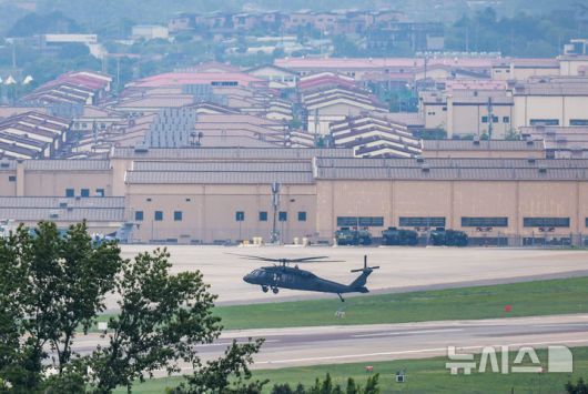 [평택=뉴시스] 정병혁 기자 = 23일 경기 평택시 캠프 험프리스에 주한미군 헬기가 착륙하고 있다. 도널드 트럼프 미국 행정부가 주한미군 수천명을 감축하는 방안을 논의 중이라고 현지언론이 보도했다. 월스트리트저널(WSJ)은 "미 국방부가 개발 중인 선택지는 약 4500명의 병력을 철수해 괌을 포함한 인도태평양 내 다른 지역으로 이동하는 것"이라며 "이러한 아이디어는 트럼프 대통령이 북한과의 거래에 대한 비공식 정책 검토의 일환으로 고려할 수 있도록 준비되고 있다"고 소식통들을 인용해 설명했다. 2025.05.23. jhope@newsis.com