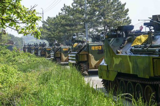 [서울=뉴시스] 서북도서방위사령부는 지난 21일부터 23일까지 백령도와 연평도 등 서북도서 일대에서 서북도서의 군사대비태세를 유지하고, 합동작전 수행능력을 향상하기 위해 2025년 전반기 합동도서방어훈련을 실시했다.사진은 22일 해병대 2사단 KAAV가 합동도서방어훈련 간 백령도 지역에 해상 증원을 위한 상륙 이후 기동하고 있다. (사진=해병대사령부 제공) 2025.05.23. photo@newsis.com *재판매 및 DB 금지