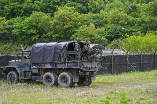 [서울=뉴시스] 서북도서방위사령부는 지난 21일부터 23일까지 백령도와 연평도 등 서북도서 일대에서 서북도서의 군사대비태세를 유지하고, 합동작전 수행능력을 향상하기 위해 2025년 전반기 합동도서방어훈련을 실시했다.사진은 21일 해병대 연평부대 장병들이 합동도서방어훈련 간 연평도 지역에 적 강점에 대비하여 살포식 지뢰를 설치하고 있다. (사진=해병대사령부 제공) 2025.05.23. photo@newsis.com *재판매 및 DB 금지