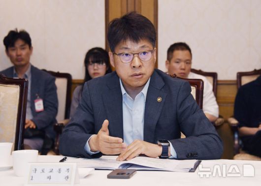 [서울=뉴시스] 진현환 국토교통부 1차관이 5월 23일 오후 서울 종로구 정부서울청사에서 열린 '제16차 부동산 시장 및 공급상황 점검 전담반 회의'를 주재, 모두발언을 하고 있다. (사진=기획재정부 제공). 2025.05.23. photo@newsis.com