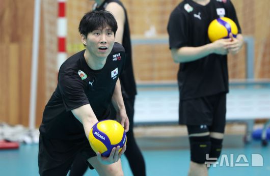 [진천=뉴시스] 황준선 기자 = 대한민국 배구 남자 국가대표팀 황택의가  23일 오후 충북 진천군 진천국가대표선수촌에서 훈련을 하고 있다. 2025.05.23. hwang@newsis.com