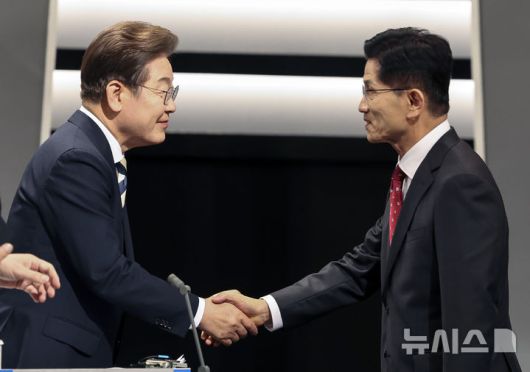 [서울=뉴시스] 국회사진기자단 = 23일 서울 영등포구 KBS본관 스튜디오에서 열린 중앙선거방송토론위원회 주관 제21대 대통령선거 2차 후보자 토론회 시작에 앞서 이재명(왼쪽) 더불어민주당 후보와 김문수 국민의힘 후보가 악수하는 모습. 2025.05.23. photo@newsis.com