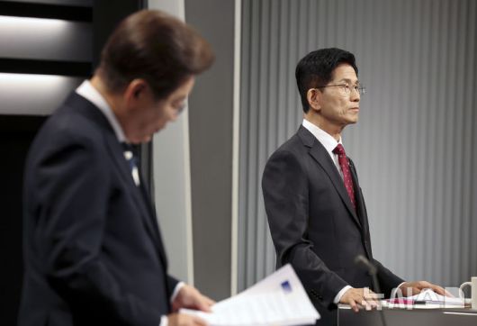 [서울=뉴시스] 국회사진기자단 = 김문수 국민의힘 대선후보가 23일 서울 영등포구 KBS본관 스튜디오에서 열린 중앙선거방송토론위원회 주관 제21대 대통령선거 2차 후보자 토론회 준비를 하고 있다. 왼쪽은 이재명 더불어민주당 후보. 2025.05.23. photo@newsis.com