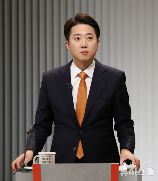 [서울=뉴시스] 국회사진기자단 = 이준석 개혁신당 대선후보가 23일 서울 영등포구 KBS본관 스튜디오에서 열린 중앙선거방송토론위원회 주관 제21대 대통령선거 2차 후보자 토론회 준비를 하고 있다. 2025.05.23. photo@newsis.com