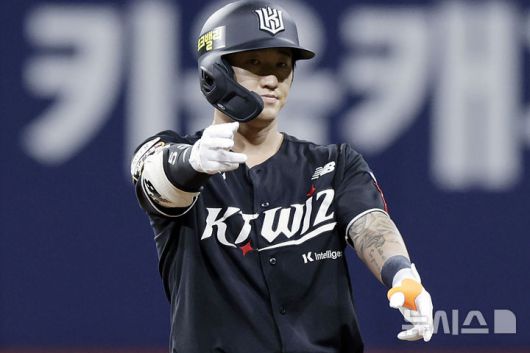 [서울=뉴시스] 최동준 기자 = 23일 서울 구로구 고척스카이돔에서 열린 2025 KBO리그 kt 위즈와 키움 히어로즈의 경기, 6회초 2사 만루 상황 kt 김민혁이 3타점 적시타를 친 뒤 기뻐하고 있다. 2025.05.23. photocdj@newsis.com
