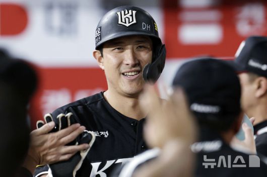 [서울=뉴시스] 최동준 기자 = 23일 서울 구로구 고척스카이돔에서 열린 2025 KBO리그 kt 위즈와 키움 히어로즈의 경기, 6회초 2사 만루 상황 kt 김민혁의 3타점 적시타 때 득점한 황재균이 기뻐하고 있다. 2025.05.23. photocdj@newsis.com