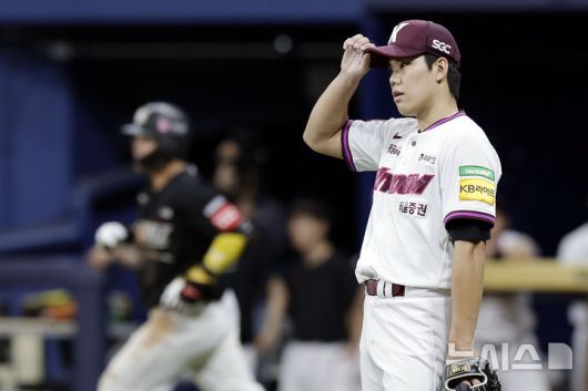 [서울=뉴시스] 최동준 기자 = 23일 서울 구로구 고척스카이돔에서 열린 2025 KBO리그 kt 위즈와 키움 히어로즈의 경기, 6회초 키움 선발 김윤하가 kt 문상철에게 2타점 적시타를 허용한 뒤 아쉬워하고 있다. 2025.05.23. photocdj@newsis.com
