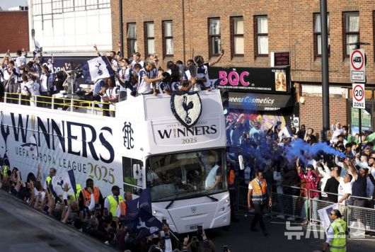 [런던=AP/뉴시스] 토트넘 홋스퍼 선수들이 23일(현지 시간) 영국 런던 북부에서 무개 버스에 올라 팬들의 환호를 받으며 2024-25 유럽축구연맹(UEFA) 유로파리그(UEL) 우승 퍼레이드를 펼치고 있다. 2025.05.24.
