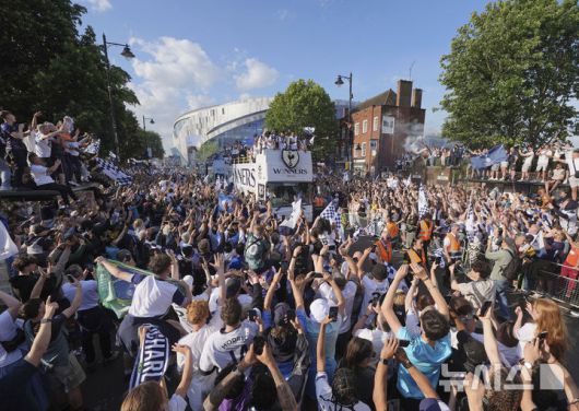 [런던=AP/뉴시스] 토트넘 홋스퍼 선수들이 23일(현지 시간) 영국 런던 북부에서 무개 버스에 올라 팬들의 환호를 받으며 2024-25 유럽축구연맹(UEFA) 유로파리그(UEL) 우승 퍼레이드를 펼치고 있다. 2025.05.24.