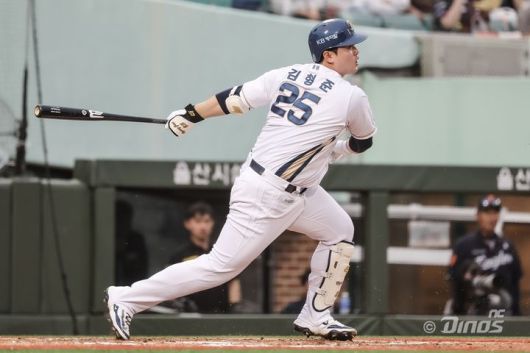 [서울=뉴시스] 프로야구 NC 다이노스 김형준이 15일 인천 SSG랜더스필드에서 열린 2025 신한 쏠뱅크 KBO리그 SSG 랜더스와의 경기에서 안타를 치고 있다. (사진=NC 다이노스 제공) 2025.05.15. *재판매 및 DB 금지