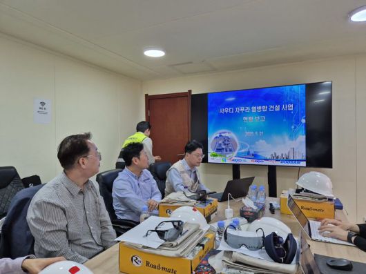 [담맘=뉴시스]사우디의 자푸라 열병합 발전소 직원들이 사업 브리핑 중이다. (사진=산업통상자원부 공동취재단 제공) *재판매 및 DB 금지