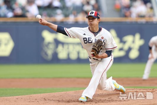 [서울=뉴시스] 프로야구 두산 베어스의 최원준이 24일 서울 잠실구장에서 열린 2025 신한 쏠뱅크 KBO리그 NC 다이노스와의 경기에 선발 등판해 공을 던지고 있다. (사진=두산 베어스 제공) 2025.05.24.