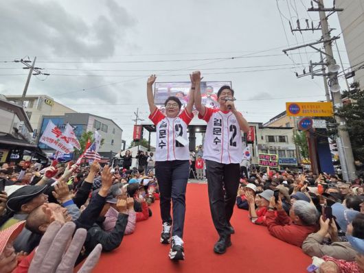 [상주=뉴시스] 상주 풍물시장서 유세하는 김문수 후보. (사진=임이자 의원실 제공) 2025.05.24 *재판매 및 DB 금지