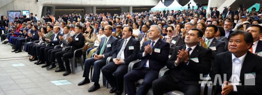 [서울=뉴시스] 박주성 기자 = 오세훈 서울시장과 최호정 서울시의회 의장을 비롯한 주한외교단이 24일 서울 동대문디자인플라자(DDP) 어울림 광장에서 열린 2025 서울세계도시문화축제 개막식에 참석하고 있다. 2025.05.24. park7691@newsis.com