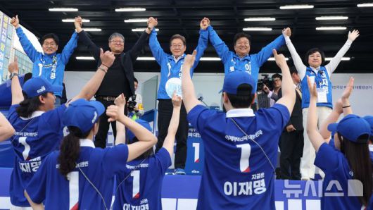 [안산=뉴시스] 조성봉 기자 =  이재명 더불어민주당 대선 후보와 참석자들이 24일 경기 안산 단원구 안산문화광장에서  열린 유세에서 손을 잡고 시민들에게 인사하고 있다. 2025.05.24.suncho21@newsis.com