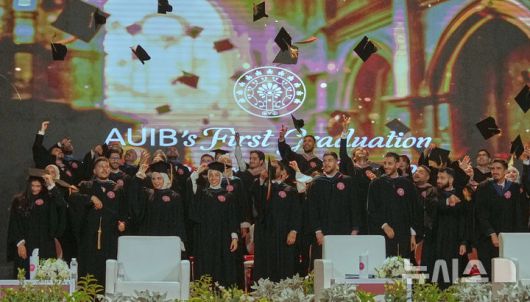 [바그다드=AP/뉴시스]바그다드 아메리컨대학교의 첫 졸업생들이 5월 24일의 첫 졸업식에서 학사모를 공중으로 던져 올리고 있다. 2025. 05. 25.  )