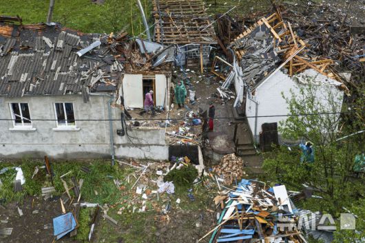 [코로스티시우=AP/뉴시스] 지난 25일(현지 시간) 우크라이나 지토미르주 코로스티시우에서 주민들이 러시아의 공습으로 파괴된 주택 잔해를 치우고 있다. 2025.05.28.