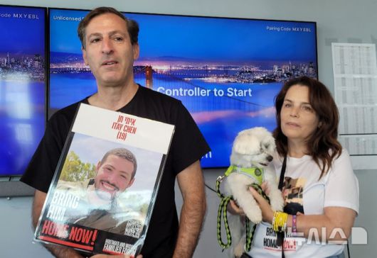 [텔아비브=뉴시스]김난영 기자 = 하마스 잔여 억류 인질인 이타이 헨의 부친 루비 헨 씨(왼쪽)와 모친 헤기트 헨 씨가 22일(현지 시간) 텔아비브 인질가족포럼 본부에서 인터뷰에 응하고 있다. 2025.05.25.