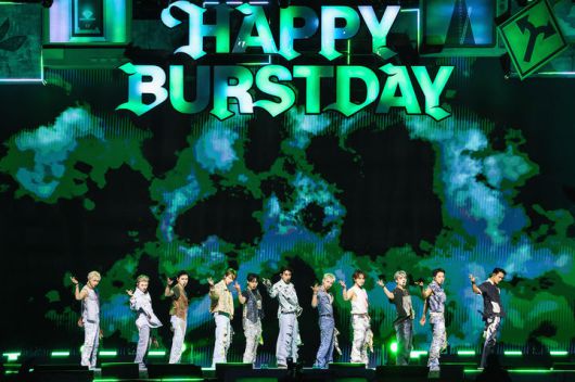 [서울=뉴시스] 대세 그룹 '세븐틴'이 25일 오후 서울 서초구 잠수교에서 데뷔 10주년 기념 '비-데이 파티: 버스트 스테이지 @잠수교(B-DAY PARTY : BURST Stage @잠수교)'를 펼치고 있다. 잠수교에서 공연한 K팝 가수는 세븐틴이 처음이다. 2025.05.25. photo@newsis.com *재판매 및 DB 금지