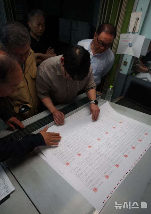 [파주=뉴시스] 김금보 기자 = 강화군선거관리위원회 직원이 25일 오전 경기도 파주시 갑우문화사에서 제21대 대통령 선거 투표용지를 검토하고 있다. 2025.05.25. kgb@newsis.com