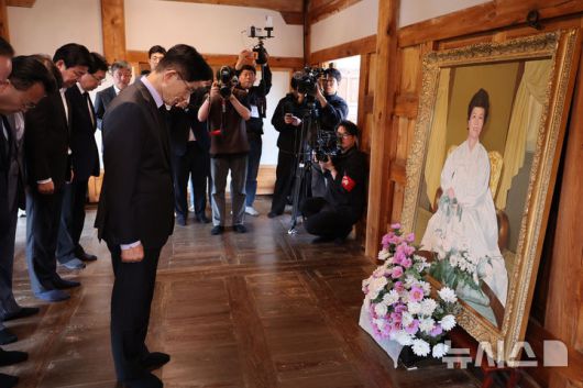 [옥천=뉴시스] 권창회 기자 = 김문수 국민의힘 대선 후보가 25일 오전 충북 옥천군 고(故) 육영수 여사 생가를 방문해 영정 앞에서 묵념하고 있다. 2025.05.25. kch0523@newsis.com