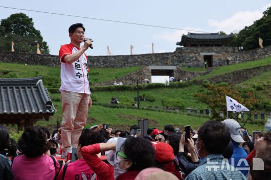 [공주=뉴시스] 권창회 기자 = 김문수 국민의힘 대선 후보가 25일 충남 공주시 공산성에서 열린 유세에서 지지호소를 하고 있다. (공동취재) 2025.05.25. photo@newsis.com