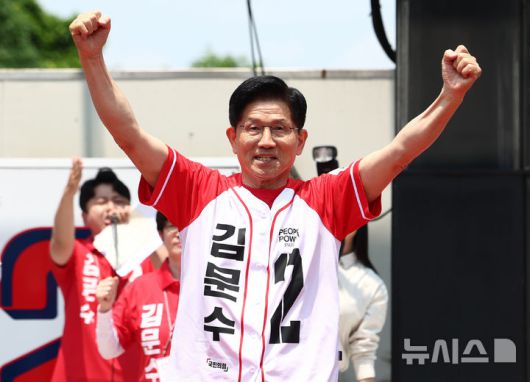 [공주=뉴시스] 권창회 기자 = 김문수 국민의힘 대선 후보가 25일 충남 공주시 공산성에서 열린 유세에서 지지자들에게 인사하고 있다. (공동취재) 2025.05.25. photo@newsis.com