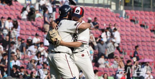 [서울=뉴시스] 추상철 기자 = 25일 오후 서울 송파구 잠실야구장에서 열린 2025 KBO리그 NC 다이노스와 두산 베어스의 경기, 5대3 역전승을 거둔 두산 투수 김택연과 포수 김기연이 기뻐하고 있다. 2025.05.25. scchoo@newsis.com