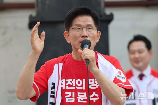 [서산=뉴시스] 권창회 기자 = 김문수 국민의힘 대선 후보가 25일 오전 충남 서산시 중앙통 로데오거리에서 열린 집중유세에서 지지호소를 하고 있다. 2025.05.25. kch0523@newsis.com