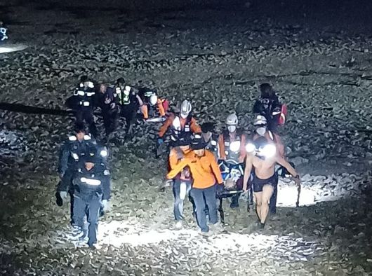 [태안=뉴시스] 태안소방서 구조대원 등이 지난 25일 충남 태안군 남면 당암포구에서 해루질을 하다 물에 빠져 심정지 상태인 B씨를 뭍으로 옮기고 있다. (사진=태안소방서 제공) 2025.05.26. photo@newsis.com *재판매 및 DB 금지