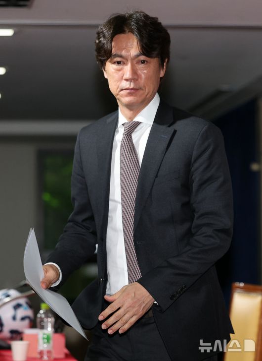 [서울=뉴시스] 이영환 기자 = 홍명보 축구대표팀 감독이 26일 오전 서울 종로구 축구회관에서 6월 A매치에 나설 대표팀 명단 발표를 마친 후 이동하고 있다. 홍명보 감독이 이끄는 축구대표팀은 오는 6월6일 이라크 바스라에서 이라크와 9차전 원정 경기를 치른 뒤 10일 서울월드컵경기장에서 쿠웨이트와 최종 10차전 홈 경기를 벌인다. 2025.05.26. 20hwan@newsis.com