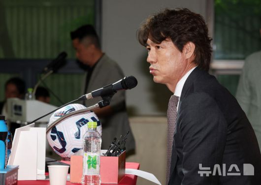[서울=뉴시스] 이영환 기자 = 홍명보 축구대표팀 감독이 26일 오전 서울 종로구 축구회관에서 6월 A매치에 나설 대표팀 명단 발표를 마친 후 취재진의 질문에 답하고 있다. 홍명보 감독이 이끄는 축구대표팀은 오는 6월6일 이라크 바스라에서 이라크와 9차전 원정 경기를 치른 뒤 10일 서울월드컵경기장에서 쿠웨이트와 최종 10차전 홈 경기를 벌인다. 2025.05.26. 20hwan@newsis.com
