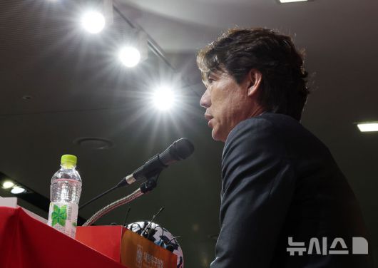 [서울=뉴시스] 이영환 기자 = 홍명보 축구대표팀 감독이 지난 26일 오전 서울 종로구 축구회관에서 6월 A매치에 나설 대표팀 명단 발표를 마친 후 취재진의 질문에 답하고 있다. 홍명보 감독이 이끄는 축구대표팀은 오는 6월6일 이라크 바스라에서 이라크와 9차전 원정 경기를 치른 뒤 10일 서울월드컵경기장에서 쿠웨이트와 최종 10차전 홈 경기를 벌인다. 2025.05.26. 20hwan@newsis.com