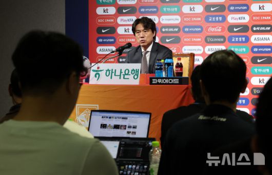 [서울=뉴시스] 이영환 기자 = 홍명보 축구대표팀 감독이 26일 오전 서울 종로구 축구회관에서 6월 A매치에 나설 대표팀 명단 발표를 마친 후 취재진의 질문에 답하고 있다. 홍명보 감독이 이끄는 축구대표팀은 오는 6월6일 이라크 바스라에서 이라크와 9차전 원정 경기를 치른 뒤 10일 서울월드컵경기장에서 쿠웨이트와 최종 10차전 홈 경기를 벌인다. 2025.05.26. 20hwan@newsis.com