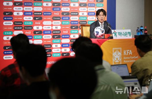 [서울=뉴시스] 이영환 기자 = 홍명보 축구대표팀 감독이 26일 오전 서울 종로구 축구회관에서 6월 A매치에 나설 대표팀 명단 발표를 마친 후 취재진의 질문에 답하고 있다. 홍명보 감독이 이끄는 축구대표팀은 오는 6월6일 이라크 바스라에서 이라크와 9차전 원정 경기를 치른 뒤 10일 서울월드컵경기장에서 쿠웨이트와 최종 10차전 홈 경기를 벌인다. 2025.05.26. 20hwan@newsis.com