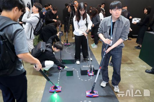 [서울=뉴시스] 김혜진 기자 = 26일 오전 서울 성동구 무신사스퀘어성수4에서 열린 다이슨 신제품 청소기 '펜슬백' 공개 행사에서 관계자들이 제품을 체험하고 있다. 2025.05.26. jini@newsis.com