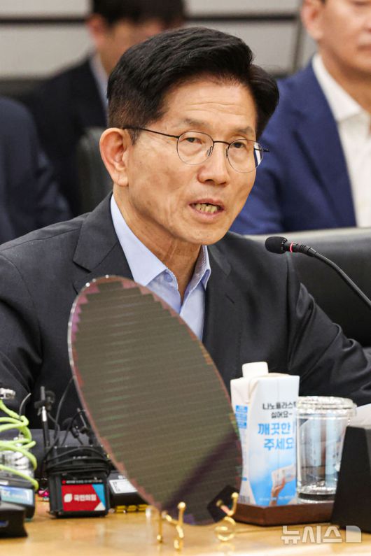 [평택=뉴시스] 권창회 기자 = 김문수 국민의힘 대선 후보가 26일 경기 평택시 삼성전자 평택캠퍼스를 방문해 간담회를 갖고 인사말을 하고 있다. 2025.05.26. kch0523@newsis.com