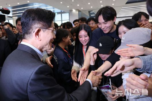 [평택=뉴시스] 권창회 기자 = 김문수 국민의힘 대선 후보가 26일 경기 평택시 삼성전자 평택캠퍼스를 방문해 삼성직원들과 인사하고 있다. 2025.05.26. kch0523@newsis.com