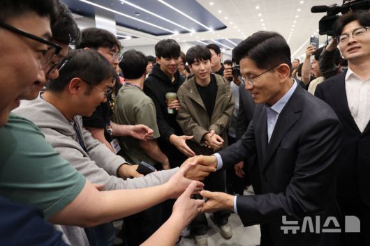 [평택=뉴시스] 권창회 기자 = 김문수 국민의힘 대선 후보가 26일 경기 평택시 삼성전자 평택캠퍼스를 방문해 삼성직원들과 인사하고 있다. 2025.05.26. kch0523@newsis.com